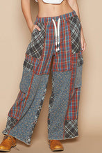 POL Wide leg elastic waist contrast plaid cargo pockets pants: BRICK MULTI