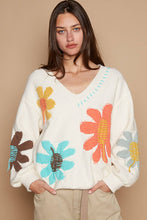 Oversize floral pattern print v-neck pullover sweater: Ivory