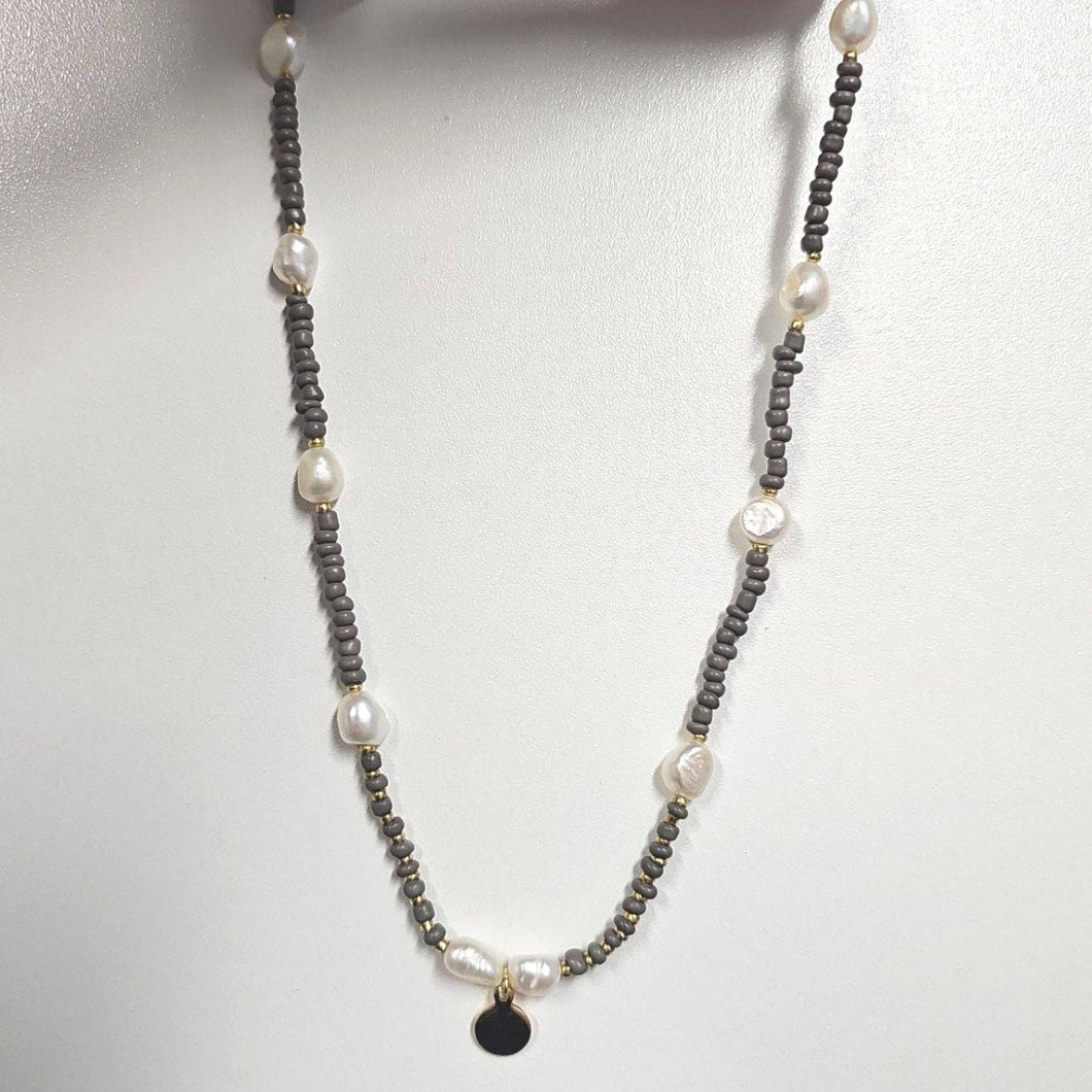 Gray bead necklace: Gray