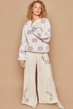 Oversize round neck daisy floral pattern sweater: Cream